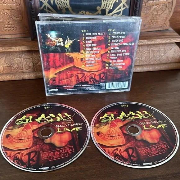 Slash featuring Myles Kennedy & the Conspirators live at the Roxy 9.25.14 - Picture 2 of 9